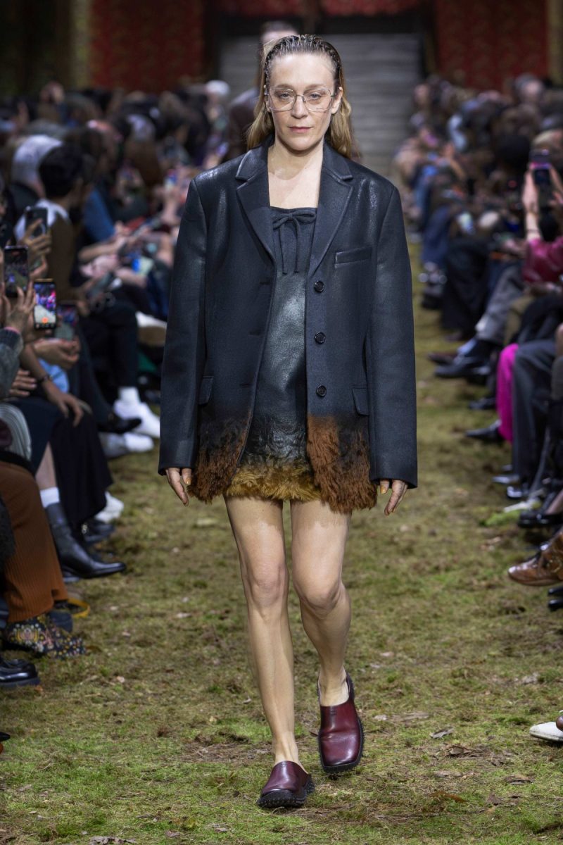 Chloë Sevigny e Gillian Anderson hanno sfilato per Miu Miu ricordandoci che gli Anni 90 sono stati bellissimi